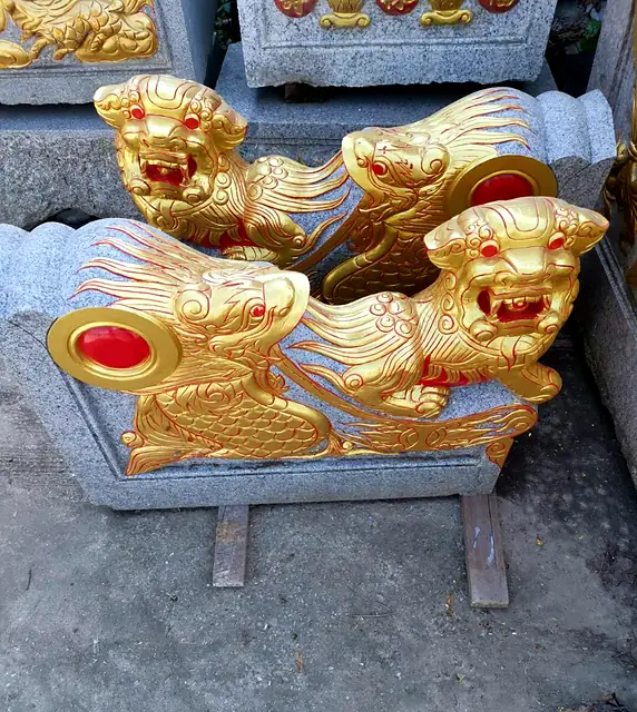 Granite side wall with two finely carved golden lions