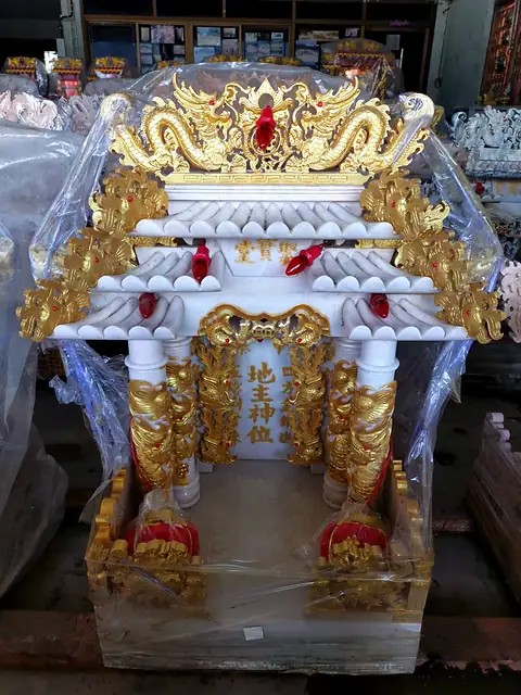 ศาลเจ้าที่หินอ่อน ประดับมังกรทองและเสามังกร