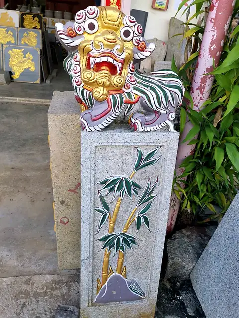 สิงห์หินลงสีแบบจีน บนเสาแกะลายไผ่