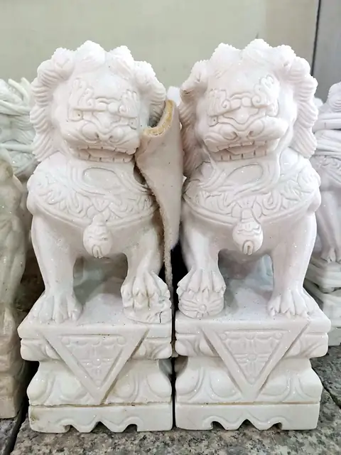 สิงห์หินอ่อนขาวคู่ บนแท่นหิน