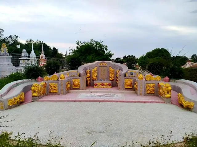 สุสานจีนทรงโค้ง ประดับสัตว์มงคลสีทอง