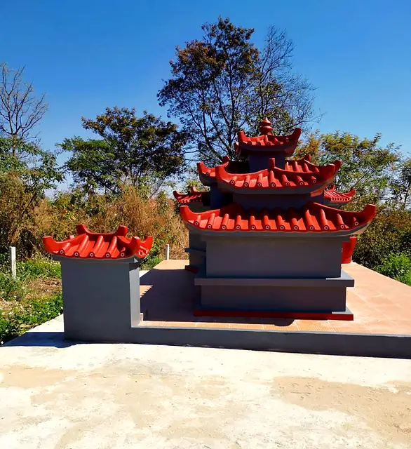 สุสานจีนพร้อมเตาเผากระดาษ บนเนินเขา