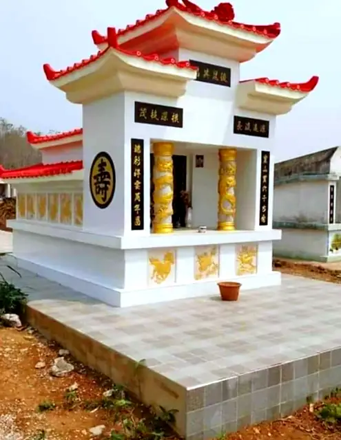 สุสานจีนสีขาว เสาลายมังกรทอง