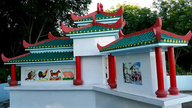 สุสานจีนหลังคาสามชั้น เสาแดง ภาพสัตว์มงคล