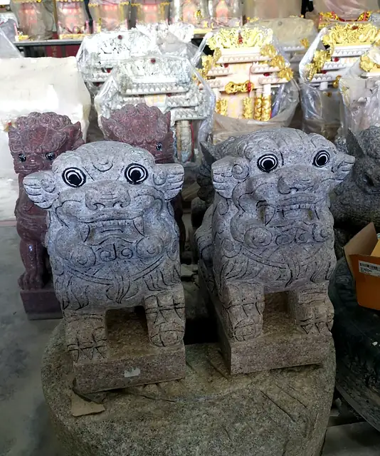 中式花岗岩石狮一对