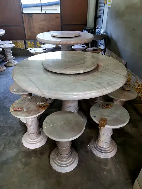 圆形大理石桌椅套装,带转盘