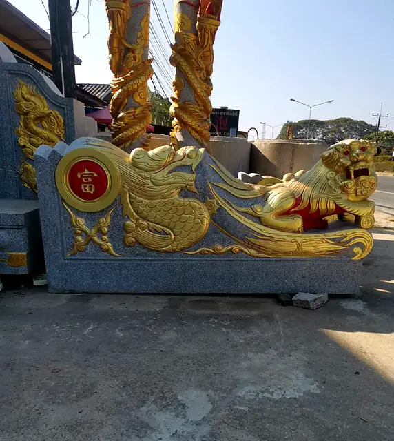 墓手石雕,金彩龙与狮