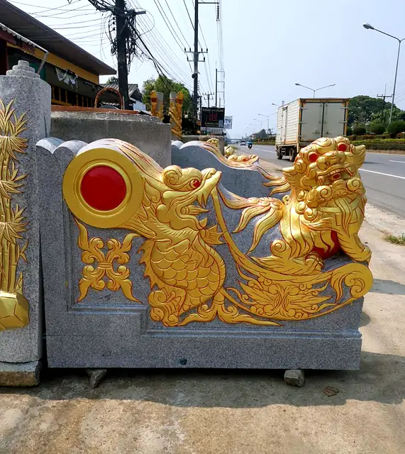 墓手石雕，金狮戏红珠