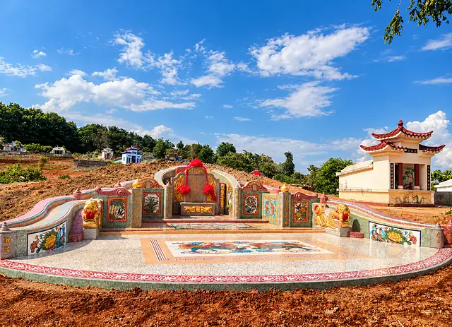 山坡上的大型弧形中式墓园,吉祥图案地坪