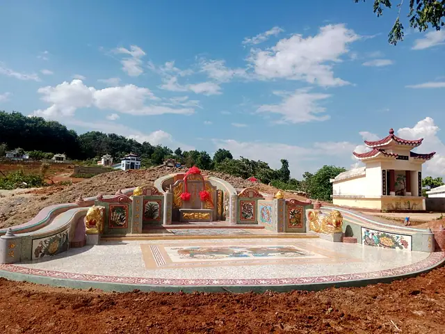 山边大型中式墓园，宽敞前庭