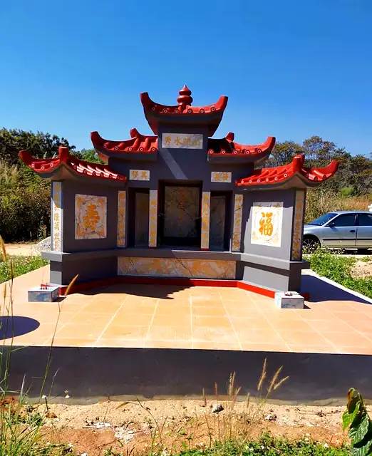 深灰色红顶中式墓园，瓷砖地坪