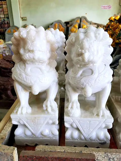 白玉石狮一对,精细雕刻