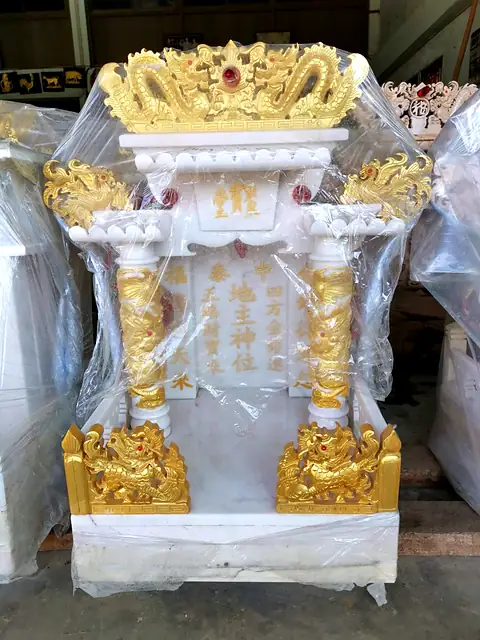 白色大理石神台，金色龙柱