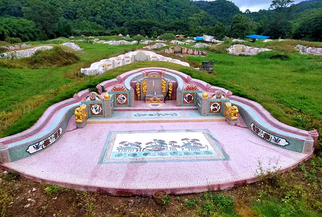 粉色弧形中式墓园，吉祥图案地坪