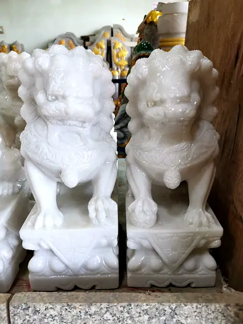 精雕白玉石狮一对