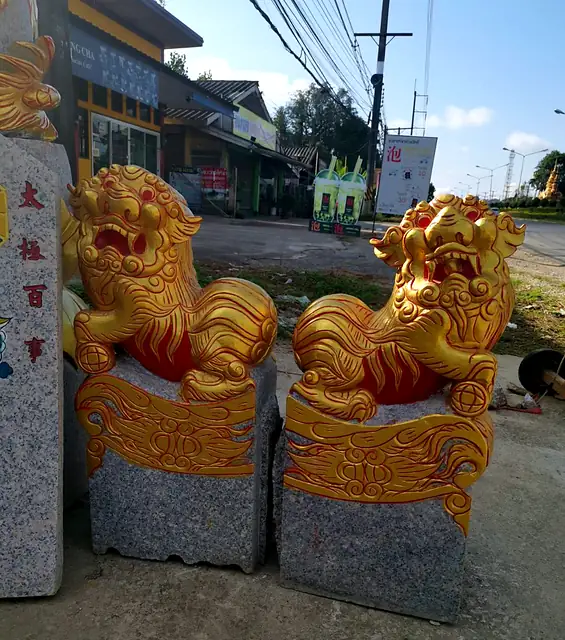 花岗岩金红彩石狮，立于石座