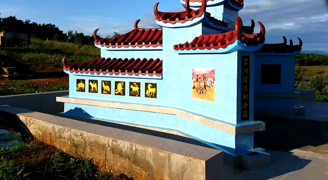 蓝色中式墓园，饰十二生肖图