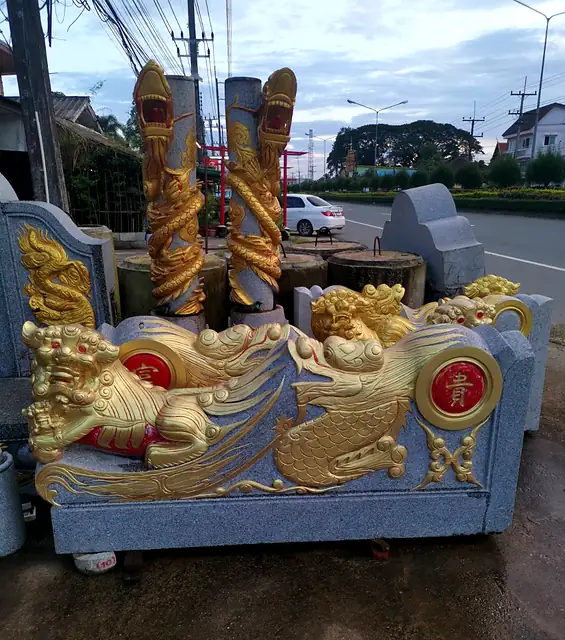 金狮龙纹墓手与龙柱