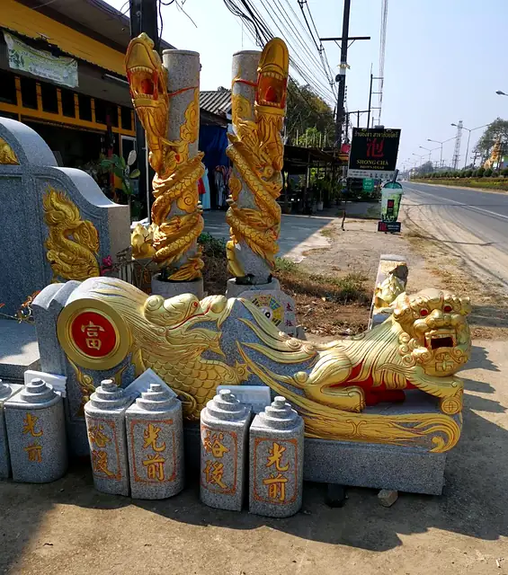 金色双龙柱与雕花墓手
