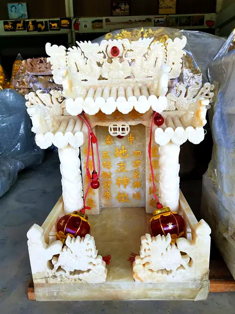 雕花大理石神台，配一对红灯笼