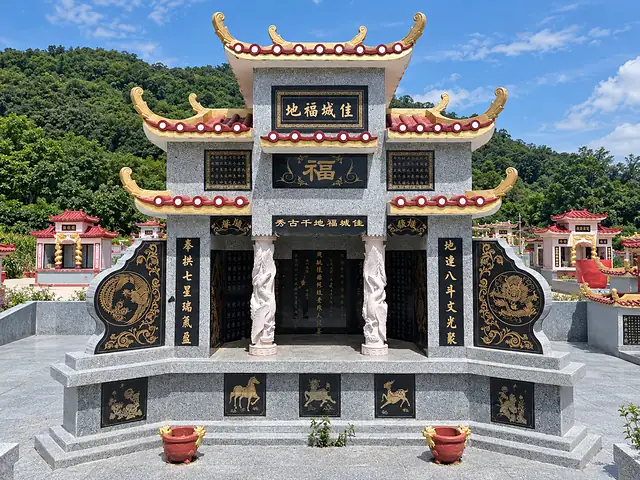 青山环抱的花岗岩中式墓园